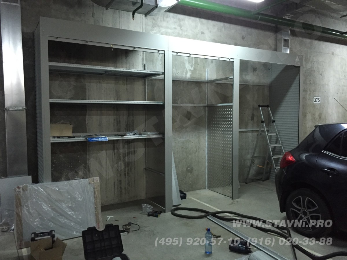 шкаф в подземном гараже с металлическими полками