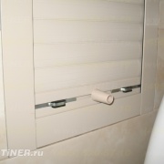 встроенная узкая роллета в ванной комнате